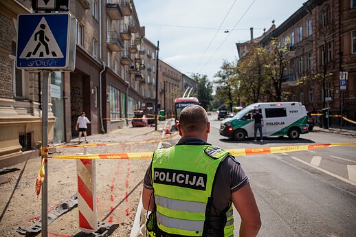 Vilniuje automobilis rėžėsi į stotelę ir sužalojo dvi moteris