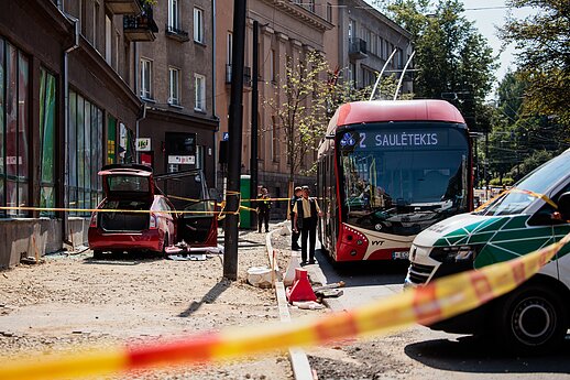 Vilniuje automobilis rėžėsi į stotelę ir sužalojo dvi moteris