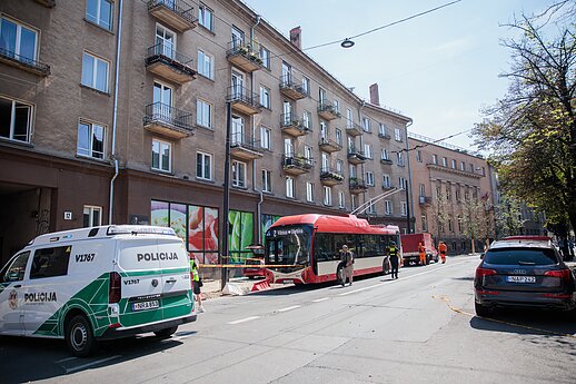 Vilniuje automobilis rėžėsi į stotelę ir sužalojo dvi moteris