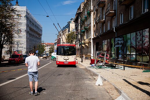 Vilniuje automobilis rėžėsi į stotelę ir sužalojo dvi moteris