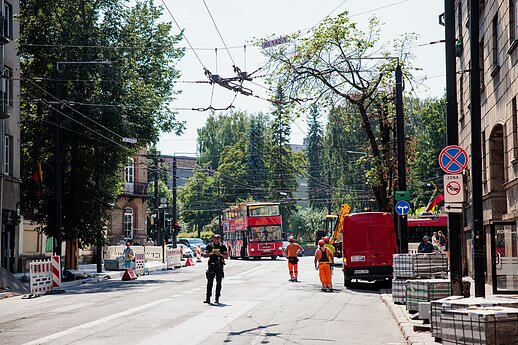 Vilniuje automobilis rėžėsi į stotelę ir sužalojo dvi moteris