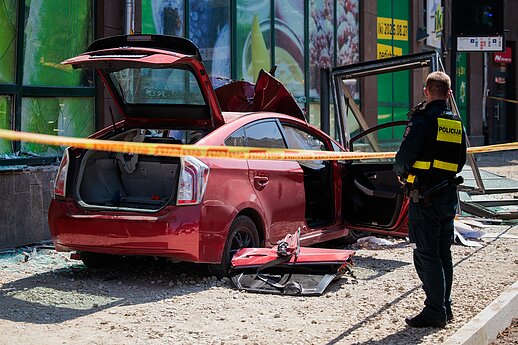 Vilniuje automobilis rėžėsi į stotelę ir sužalojo dvi moteris