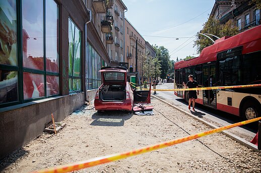Vilniuje automobilis rėžėsi į stotelę ir sužalojo dvi moteris