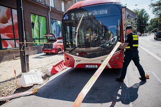 Vilniuje automobilis rėžėsi į stotelę ir sužalojo dvi moteris