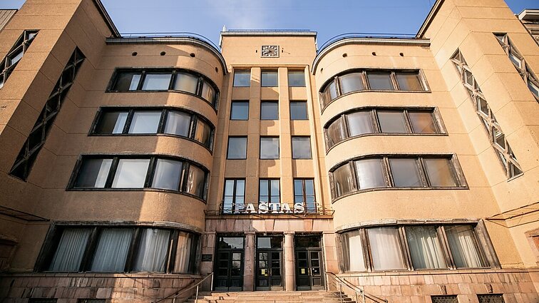 Kauno centrinio pašto rūmuose ardant grindis rasta daugybė tabako gaminių pakuočių