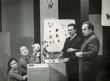 Iš kairės: aktoriai Laima Lankauskaitė ir  Algimantas Sadukas su lėlėmis Smalsučiu ir Gudrute, laidos vedėjas Ričardas Kazlauskas, operatorius Jurgis Vaitulevičius. 1971 m. 