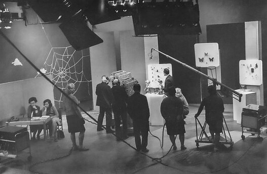 TV studijoje lėlių Smalsučio ir Gudrutės atlikėjos Nijolė Strazdūnaitė (kairėje) ir Ona Knapkytė-Juknevičienė. 1971 m. 