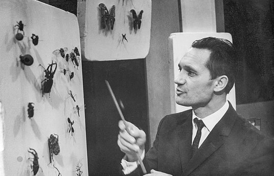 TV studijoje laidos vedėjas profesorius, gamtininkas Ričardas Kazlauskas. 1971 m. 
