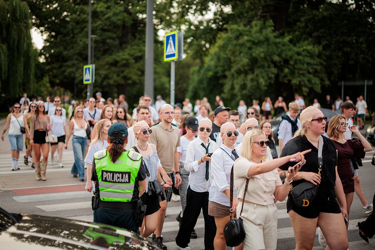 Kaune penktadienio vakarą miestiečiai ir miesto svečiai traukė į Dariaus ir Girėno stadioną, kuriame laukiama garsaus JAV atlikėjo Pitbullio koncerto. Kaune penktadienio vakarą miestiečiai ir miesto svečiai traukė į Dariaus ir Girėno stadioną, kuriame laukiama garsaus JAV atlikėjo Pitbullio koncerto.