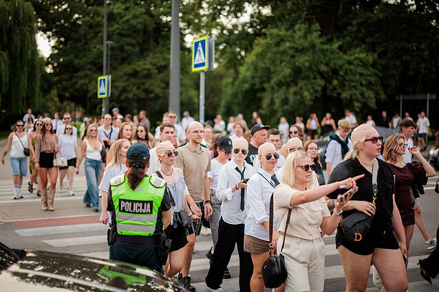 Kaune penktadienio vakarą miestiečiai ir miesto svečiai traukė į Dariaus ir Girėno stadioną, kuriame laukiama garsaus JAV atlikėjo Pitbullio koncerto. Kaune penktadienio vakarą miestiečiai ir miesto svečiai traukė į Dariaus ir Girėno stadioną, kuriame laukiama garsaus JAV atlikėjo Pitbullio koncerto.