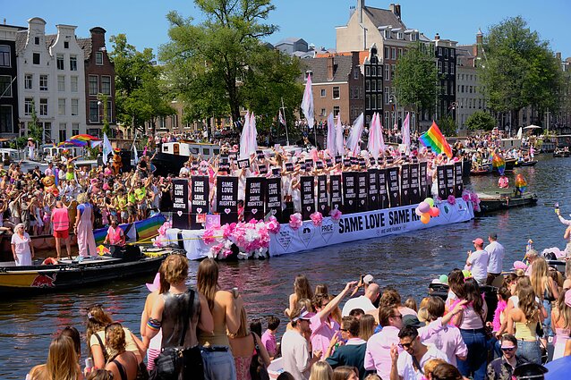 Kasmetiniame „Pride“ laivų parade Amsterdame susirinko šimtai tūkstančių žmonių Kasmetiniame „Pride“ laivų parade Amsterdame susirinko šimtai tūkstančių žmonių
