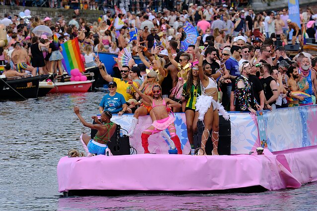 Kasmetiniame „Pride“ laivų parade Amsterdame susirinko šimtai tūkstančių žmonių Kasmetiniame „Pride“ laivų parade Amsterdame susirinko šimtai tūkstančių žmonių