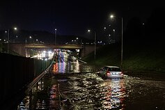 Per šalį slenka audra: Vilniuje skęsta gatvės, dalis gatvių sunkiai pravažiuojamos Per šalį slenka audra: Vilniuje skęsta gatvės, dalis gatvių sunkiai pravažiuojamos