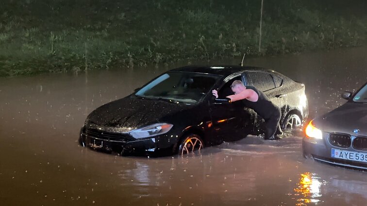 Vilniečiai audrą pajuto: sostinėje po lietaus skęsta gatvės, genda automobiliai