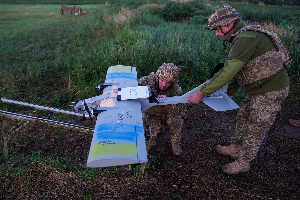 Ukrainos kariai leidžia droną Ukrainos kariai leidžia droną