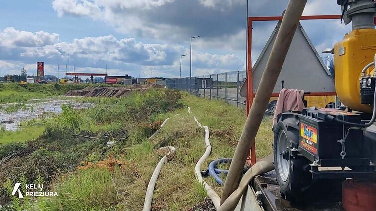 Kelininkai pumpavo vandenį prie Avižienių Kelininkai pumpavo vandenį prie Avižienių