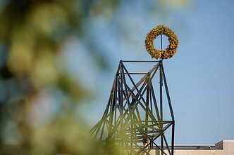 Virš statomo Vilniaus stadiono iškeltas vainikas Virš statomo Vilniaus stadiono iškeltas vainikas