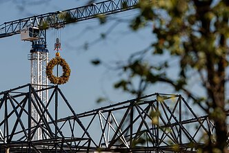 Virš statomo Vilniaus stadiono iškeltas vainikas Virš statomo Vilniaus stadiono iškeltas vainikas