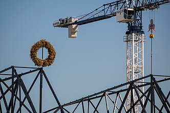 Virš statomo Vilniaus stadiono iškeltas vainikas Virš statomo Vilniaus stadiono iškeltas vainikas
