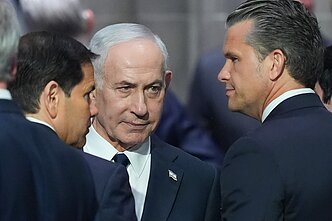 Benjaminas Netanyahu su JAV valstybės sekretoriumi Marco Rubio ir JAV karo sekretoriumi Pete`u Hegsethu