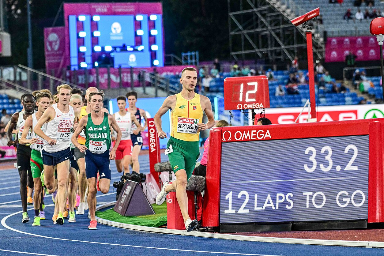 Simas Bertašius bėga Europos lengvosios atletikos čempionato 5 000 m finale Birmingame