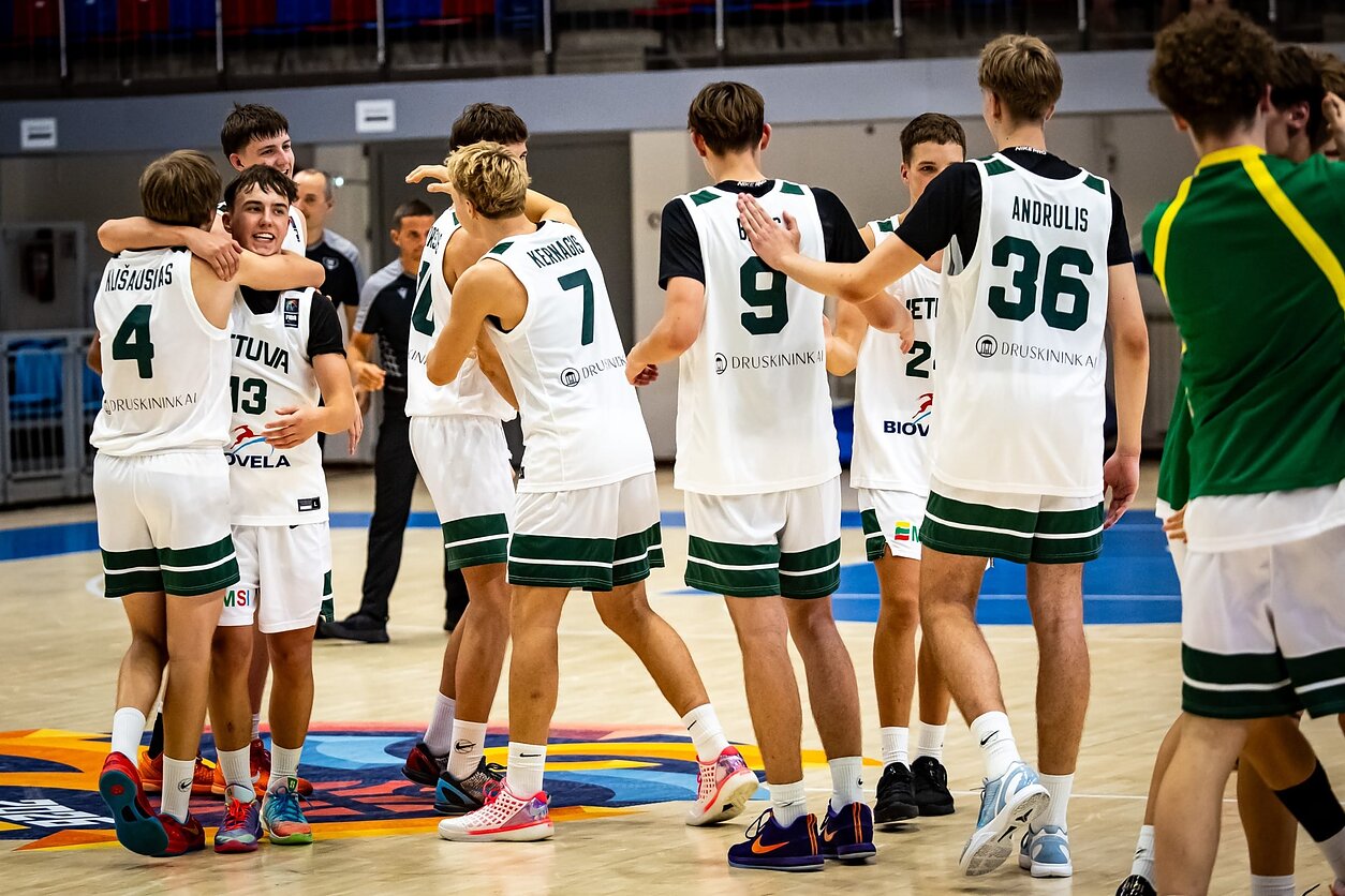 Lietuvos U16 krepšininkai po pergalės prieš Italiją Europos čempionate