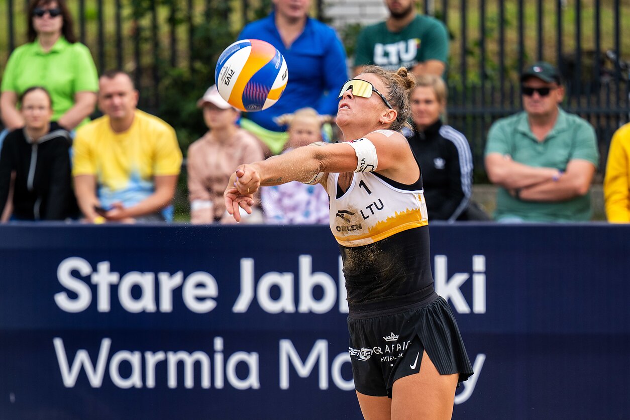 Paplūdimio tinklinio aikštelė per moterų rungtynes