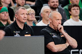 Rimas Kurtinaitis ir Tomas Pačėsas. Kontrolinės krepšinio rungtynės: Lietuva – Estija