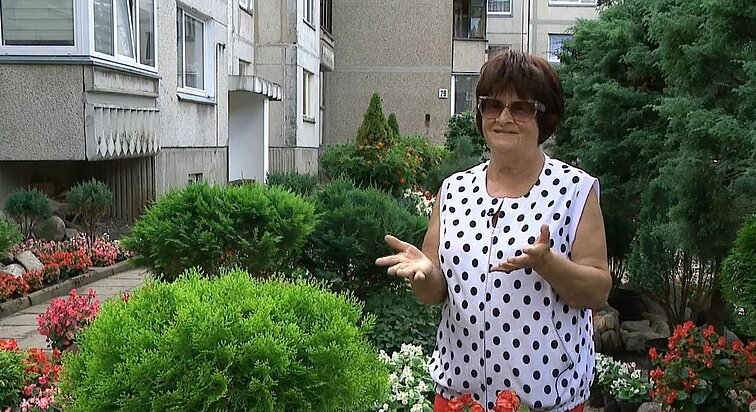 Vilnietė daugiabučio kiemą pavertė išskirtiniu gėlynu: „Gyvenu iš komplimentų“