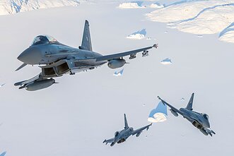 Vokietijos karinių oro pajėgų naikintuvai „Eurofighter Typhoon“ skrenda virš atokaus Islandijos ruožo, vykdydami pratybas kartu su Švedijos karinėmis oro pajėgomis NATO pratybose „Arctic Sentry“.