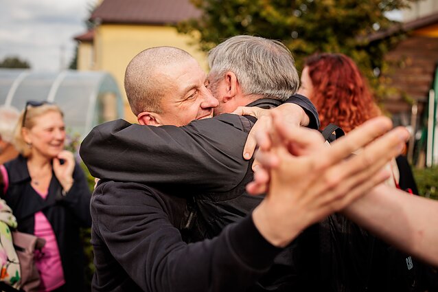 Iš Baltarusijos paleisti 25 politiniai kaliniai atvyko į Lietuvą Iš Baltarusijos paleisti 25 politiniai kaliniai atvyko į Lietuvą