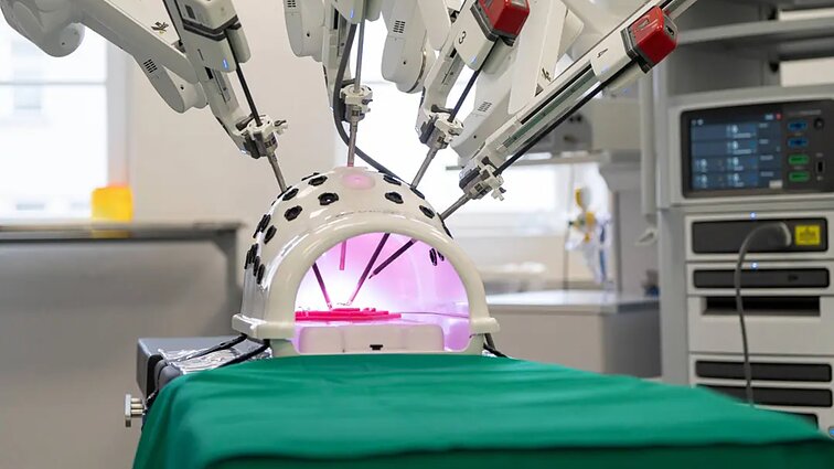 Kauno klinikose chirurginiu robotu operuotas pacientas: „Jei gydytojas sako, turi tikėti“