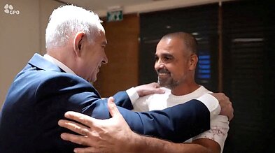 Benjaminas Netanyahu ir keleivis Yanivas Hayunas