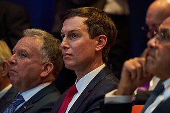 Steve`as Witkoffas ir Jaredas Kushneris Steve`as Witkoffas ir Jaredas Kushneris