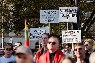 Gedimino prospekte – du protestai dėl migracijos