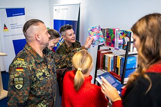 LKI perdavė Vokietijoje išleistas lietuvių autorių knygas Vokietijos brigadai