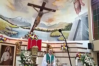 Ekvadore per mišias nukritęs kryžius užmušė kunigą