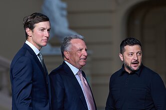 Jaredas Kushneris, Steve`as Witkoffas ir Volodymyras Zelenskis Jaredas Kushneris, Steve`as Witkoffas ir Volodymyras Zelenskis