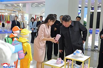Šiaurės Korėjos vyriausybės pateiktoje nuotraukoje Kim Jong Unas ir jo dukra pirmadienį, 2026 m. spalio 19 d., lankosi drabužių ir avalynės parodoje Pchenjane. Nepriklausomiems žurnalistams nebuvo suteikta galimybė nušviesti šio renginio. Šiaurės Korėjos vyriausybės išplatintos nuotraukos turinio neįmanoma nepriklausomai patikrinti. Šiaurės Korėjos vyriausybės pateiktoje nuotraukoje Kim Jong Unas ir jo dukra pirmadienį, 2026 m. spalio 19 d., lankosi drabužių ir avalynės parodoje Pchenjane. Nepriklausomiems žurnalistams nebuvo suteikta galimybė nušviesti šio renginio. Šiaurės Korėjos vyriausybės išplatintos nuotraukos turinio neįmanoma nepriklausomai patikrinti.