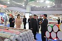 Šiaurės Korėjos vyriausybės pateiktoje nuotraukoje Kim Jong Unas ir jo dukra pirmadienį, 2026 m. spalio 19 d., lankosi drabužių ir avalynės parodoje Pchenjane. Nepriklausomiems žurnalistams nebuvo suteikta galimybė nušviesti šio renginio. Šiaurės Korėjos vyriausybės išplatintos nuotraukos turinio neįmanoma nepriklausomai patikrinti.