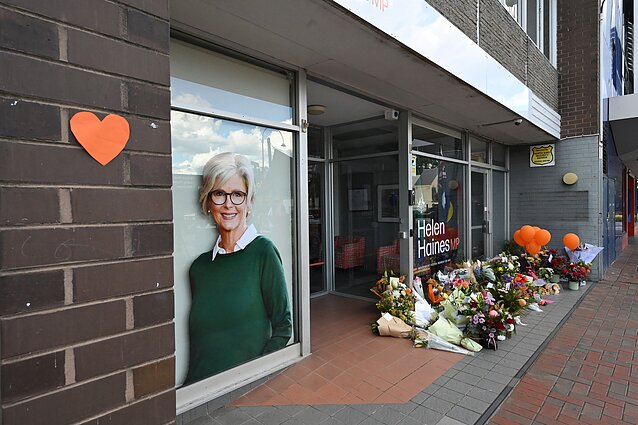 Gėlės prie nepriklausomos Australijos parlamentarės Helen Haines rinkimų apygardos biuro Vangaratoje Gėlės prie nepriklausomos Australijos parlamentarės Helen Haines rinkimų apygardos biuro Vangaratoje