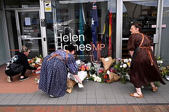 Žmonės deda gėles prie Australijos parlamentarės Helen Haines rinkimų apygardos biuro Vangaratoje Žmonės deda gėles prie Australijos parlamentarės Helen Haines rinkimų apygardos biuro Vangaratoje