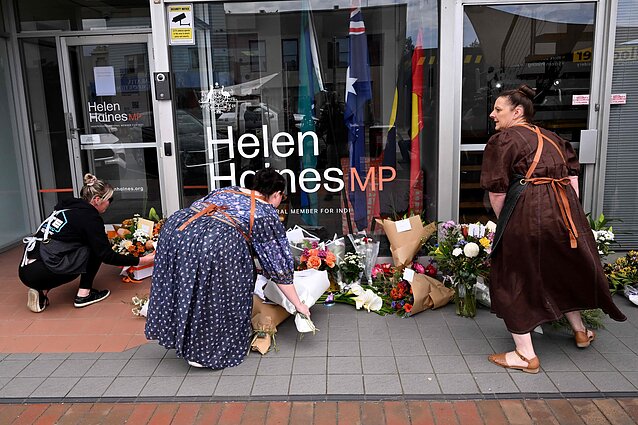 Žmonės deda gėles prie Australijos parlamentarės Helen Haines rinkimų apygardos biuro Vangaratoje Žmonės deda gėles prie Australijos parlamentarės Helen Haines rinkimų apygardos biuro Vangaratoje