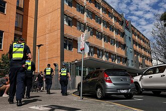 2026 m. spalio 20 d. policijos pareigūnai atvyksta į Alfredo ligoninę Melburne, kurioje gydoma Australijos politikė Helen Haines. 2026 m. spalio 20 d. policijos pareigūnai atvyksta į Alfredo ligoninę Melburne, kurioje gydoma Australijos politikė Helen Haines.