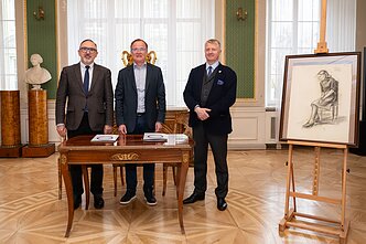 LNDM generalinis direktorius ir kūrinius perdavę kolekcininkai Antanas Zabulis ir Darius Jurgaitis