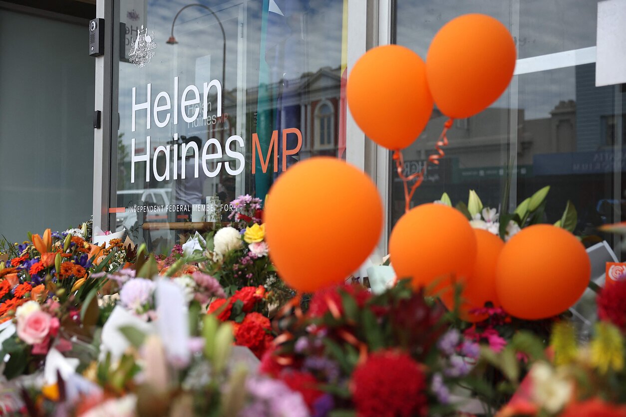 Gėlės prie per išpuolį sunkiai sužeistos Australijos parlamentarės Helen Haines biuro Vangaratoje Gėlės prie per išpuolį sunkiai sužeistos Australijos parlamentarės Helen Haines biuro Vangaratoje