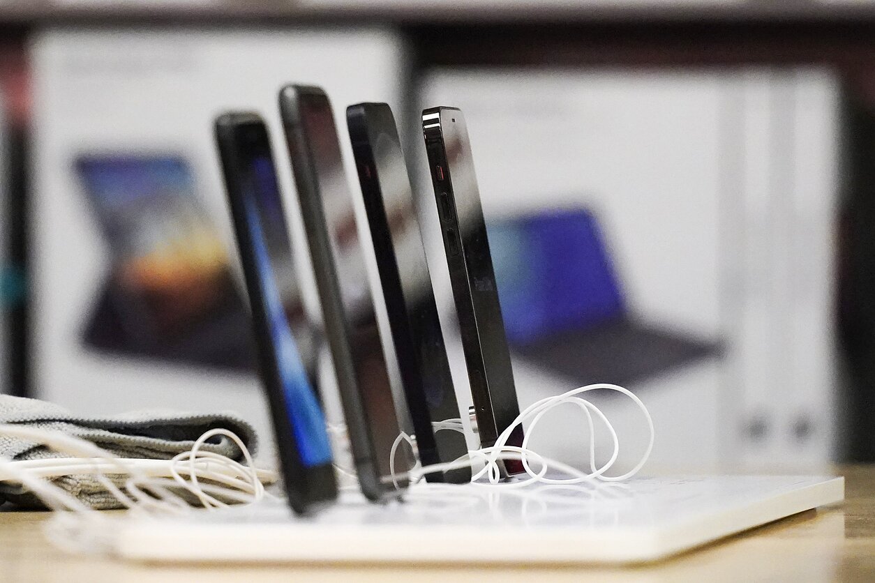 Lithuania tightening rules on buying smartphones: renting instead of instalment plan