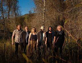 Robertas Plantas (dešinėje) su grupe „Saving Grace“ ir Suzi Dian