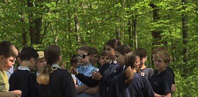 „Kai miškas ateina į klasę“ – tai Kauno technologijos universiteto (KTU) Vaižganto progimnazijoje kuriama ir išbandoma miško patyriminio ugdymo metodika. 