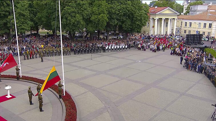 Iškilmingas valstybės vėliavos ir istorinės vėliavos pakėlimas.